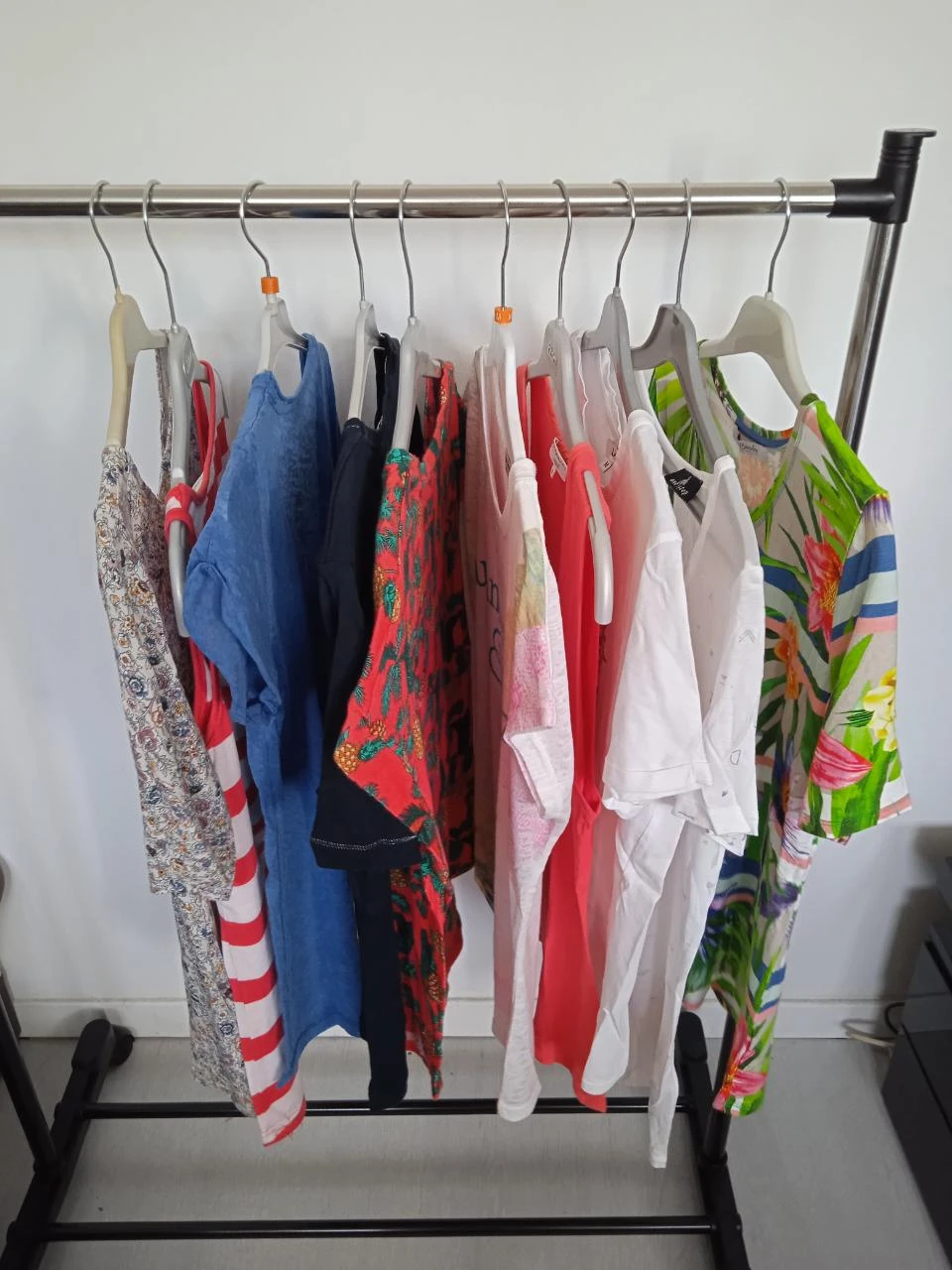 gros lot de 10 hauts d'été, tee shirts, débardeur, différentes couleurs et marqu